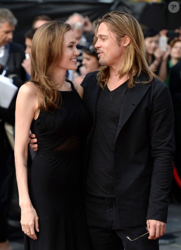 Brad Pitt et Angelina Jolie tendres amoureux à la première mondiale de World War Z, à l'Empire Leicester Square, Londres, le 2 juin 2013.