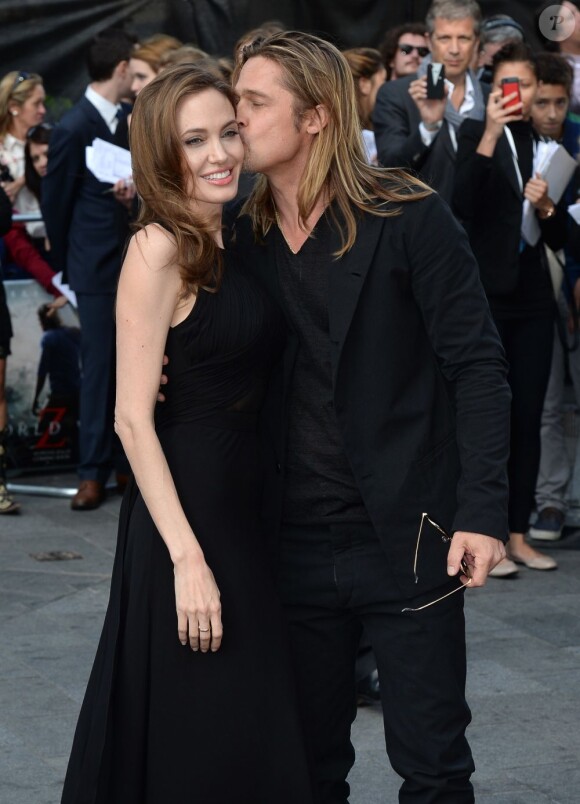 Brad Pitt embrasse Angelina Jolie à la première mondiale de World War Z, à l'Empire Leicester Square, Londres, le 2 juin 2013.