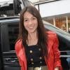 Alexandra pose devant le Barrio Latino avant de rencontrer les fans de Carré Viiip à Paris en mars 2011