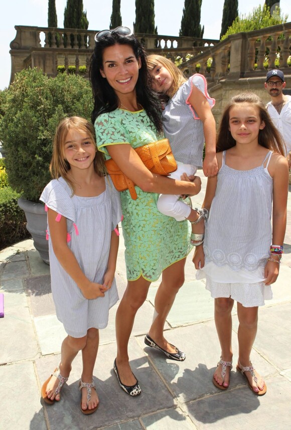 Angie Harmon et ses trois filles au 7e Kidstock Music and Art Festival au manoir Greystone à Beverly Hills, le 2 juin 2013