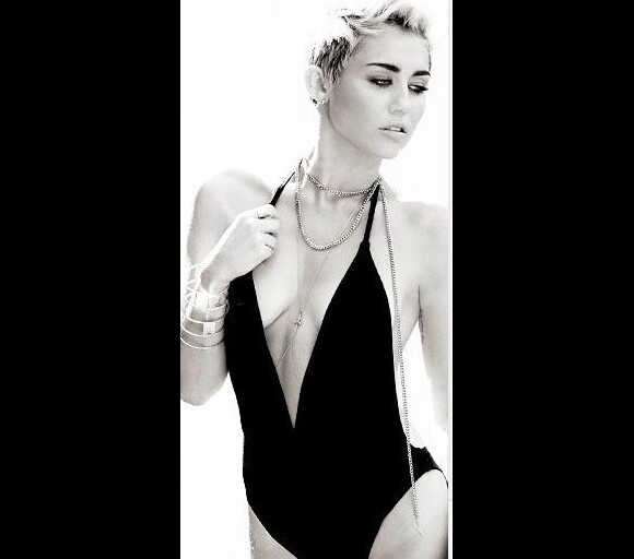 Miley Cyrus s'est une nouvelle fois affichée en petite tenue pour la sortie de son nouveau single.