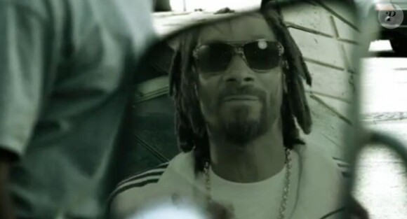 Snoop Lion (Snoop Dogg) dans le clip Ashtrays and Heartbreaks, en duo avec Miley Cyrus.