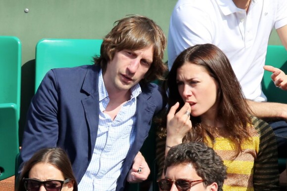 Olivia Ruiz et un ami à Roland-Garros le 3 juin 2013.