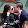 La sublime comédienne Caterina Murino et son nouveau compagnon d'origine australienne, le 3 juin 2013 dans les gradins de Roland-Garros.