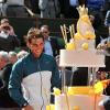 Rafael Nadal célèbre ses 27 ans et sa victoire en hutième de finale à Roland-Garros le 3 juin 2013.