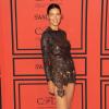 Le top brésilien Adriana Lima assiste au CFDA Fashion Awards le 3 juin 2013 à New York dans une robe jouant sur la transparence