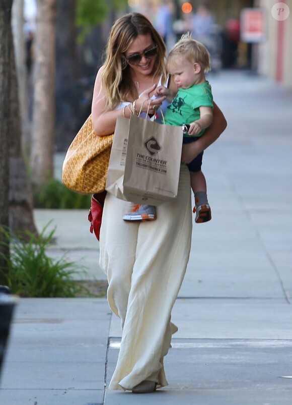 Hilary Duff et son fils Luca à la sortie du restaurant "The Counter" à Studio City, le 29 mai 2013.