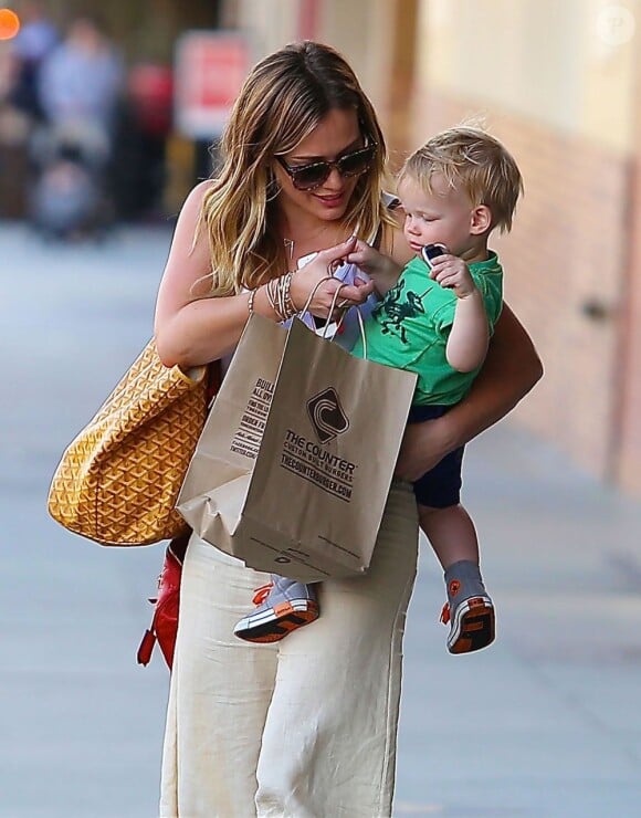 L'actrice et chanteuse Hilary Duff et son fils Luca à la sortie du restaurant "The Counter" à Studio City, le 29 mai 2013.