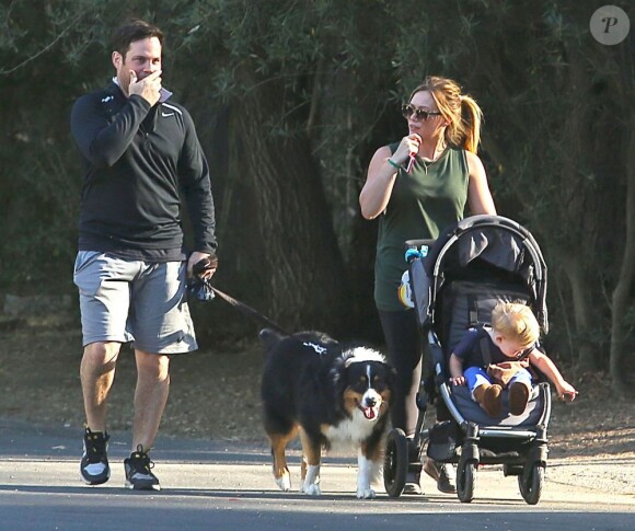 Hilary Duff se balade avec son mari Mike Comrie et leur fils Luca à Los Angeles, le 25 mai 2013.