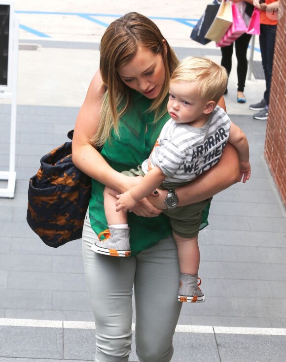 Hilary Duff fait du shopping avec son fils Lucas à Century City, le 22 mai 2013.