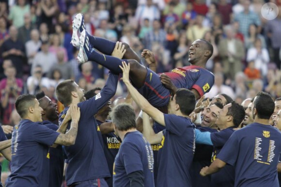 Eric Abidal fêté par ses partenaires du FC Barcelone pour son dernier match au Camp Nou le 1er juin 2013.