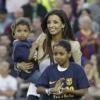 Hayet, la femme d'Eric Abidal, et leurs filles, assistent à l'hommage rendu par les supporters du FC Barcelone au Camp Nou, pour le dernier match du joueur, le 1er juin 2013. 