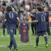 Carles Puyol et Xavi remettent un maillot à Eric Abidal pour son dernier match au Camp Nou le 1er juin 2013.