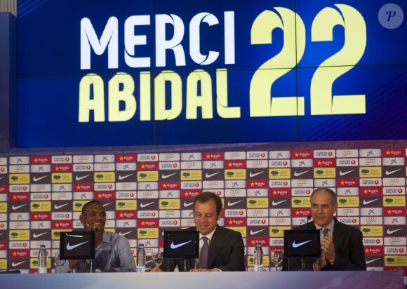 Eric Abidal annonce en larmes qu'il quitte le FC Barcelone lors d'une conference de presse au Camp Nou à Barcelone, le 30 mai 2013.