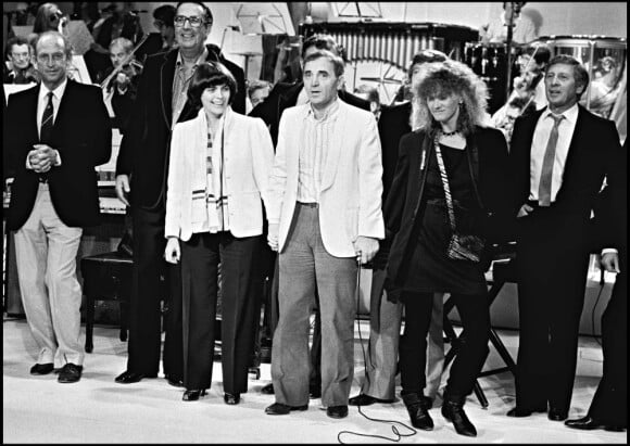 Jean-Louis Jaubert, Mireille Mathieu, Charles Aznavour, Diane Dufresne et les Compagnons de la chanson sur un plateau de télévision le 13 septembre 1982.