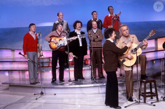 Georges Brassens et Les Compagnons de la Chanson sur un plateau télé en 1979.