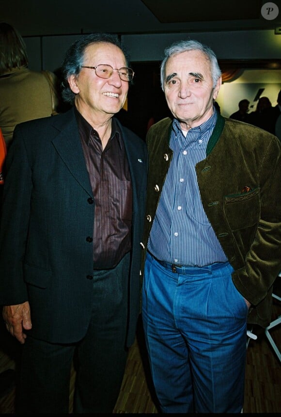 Fred Mella des Compagnons de la chanson et Charles Aznavour à Paris le 18 avril 2004 - Exclusif
