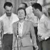 Edith Piaf avec les Compagnons de la chanson interprète Les Trois Cloches en 1956.