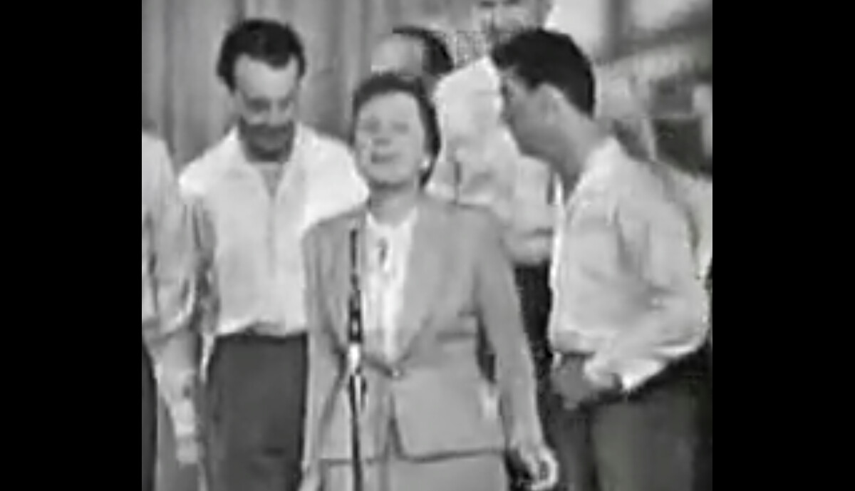Vidéo : Edith Piaf avec les Compagnons de la chanson interprète Les