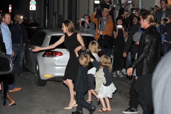 Brad Pitt et Angelina Jolie quittant le restaurant Kuchi avec leurs enfants Maddox, Zahara, Pax, Shiloh, Vivienne, Knox à Berlin le 4 juin 2013, jour de l'anniversaire d'Angie