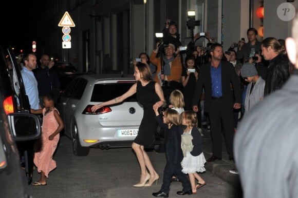 Brad Pitt et Angelina Jolie quittant le restaurant Kuchi avec tous leurs enfants Maddox, Zahara, Pax, Shiloh, Vivienne, Knox à Berlin le 4 juin 2013, jour de l'anniversaire d'Angie