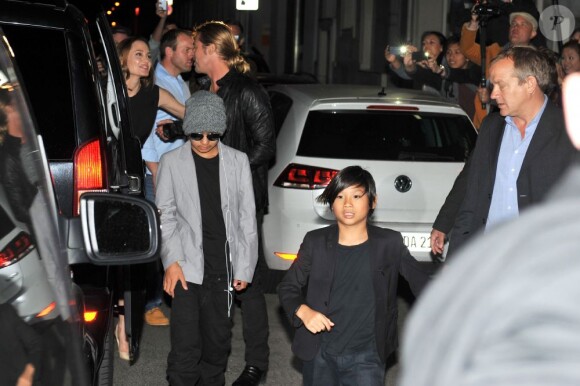 Brad Pitt et Angelina Jolie quittant le restaurant Kuchi avec leurs enfants Maddox, Zahara, Pax, Shiloh, Vivienne, Knox à Berlin le 4 juin 2013, jour de l'anniversaire d'Angie et de la présentation du film World War Z
