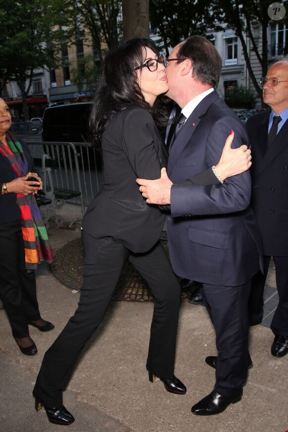 Yamina Benguigui embrasse François Hollande - Anniversaire de la Fondation Culture et Diversité au théâtre du Rond-Point à Paris le 3 juin 2013.