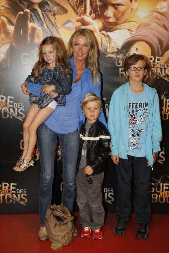 Florentine Leconte avec ses trois enfants Marylou (6 ans), Jules (11 ans), et Ulysse (8 ans) à Paris le 18 septembre 2011. 