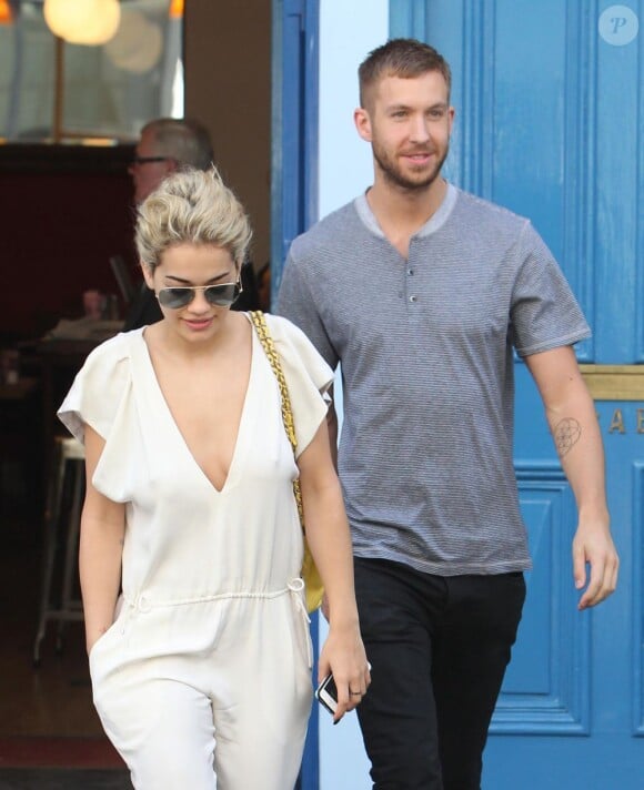 La chanteuse Rita Ora et son petit ami DJ Calvin Harris, surpris à la sortie d'un café à Londres. Le 4 juin 2013.