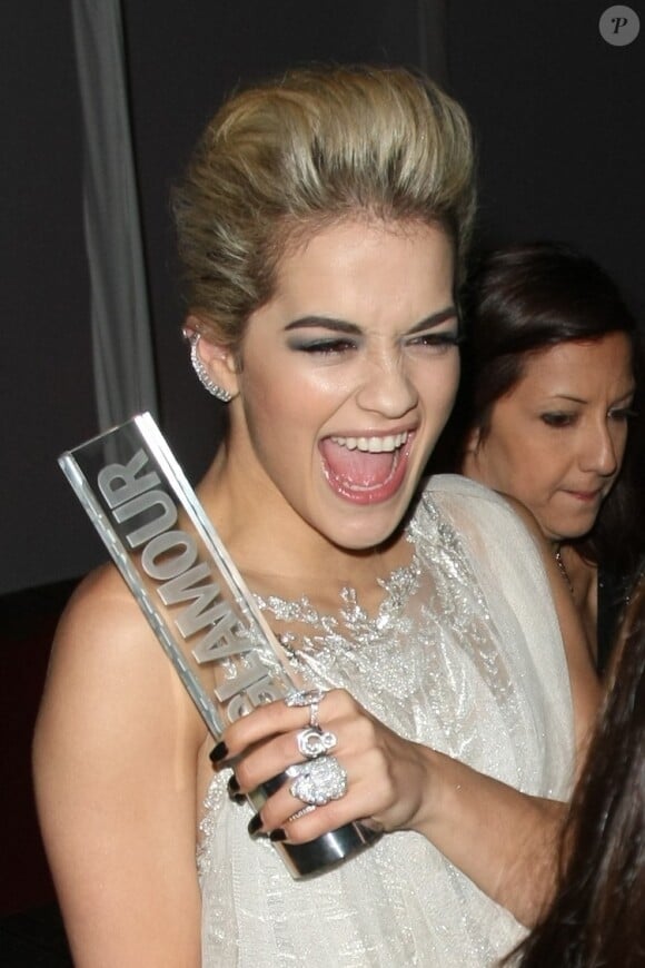 Rita Ora et son Glamour Award de Meilleure Artiste Solo lors des Glamour Women of the Year Awards à Londres. Le 4 juin 2013.