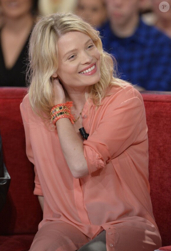 Mélanie Thierry sur le plateau de l'émission Vivement dimanche le 4 juin 2013, diffusion le 9 juin