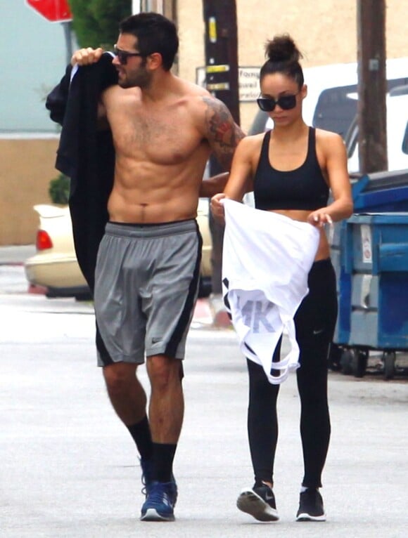 Jesse Metcalfe (torse nu) et sa fiancée Cara Santana sortent de leur cours de fitness à Los Angeles, le 4 juin 2013.