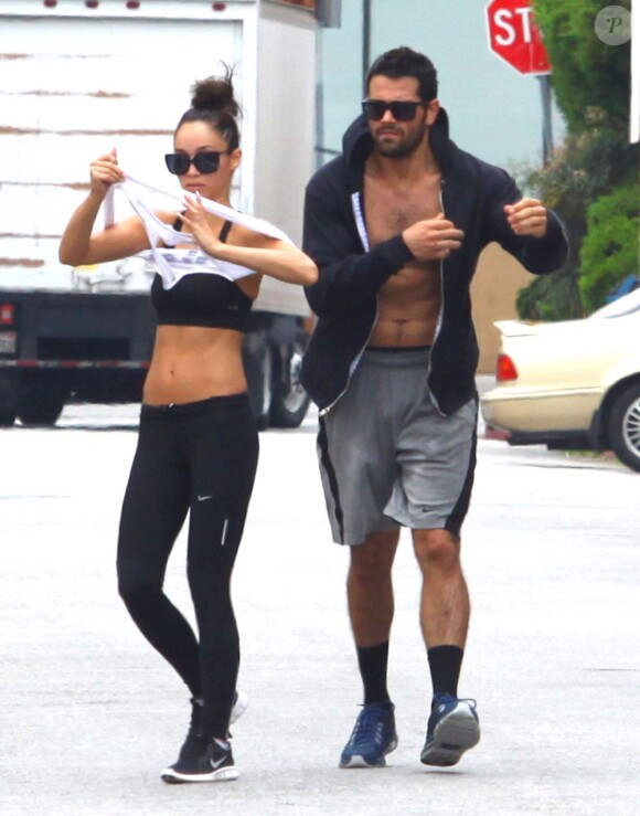 Jesse Metcalfe (torse nu) et sa fiancée Cara Santana sortent de leur cours de fitness à Los Angeles. Le 4 juin 2013