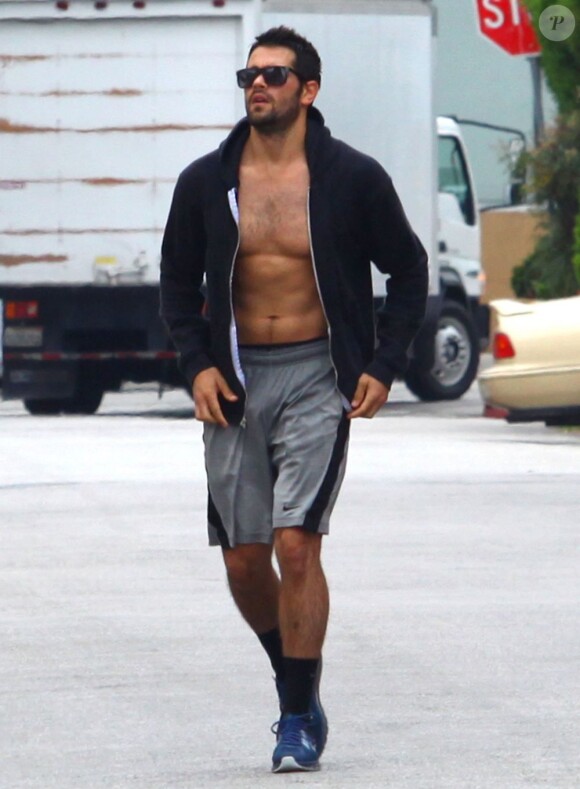 Jesse Metcalfe et sa fiancée Cara Santana sortent de leur cours de fitness à Los Angeles, le 4 juin 2013.