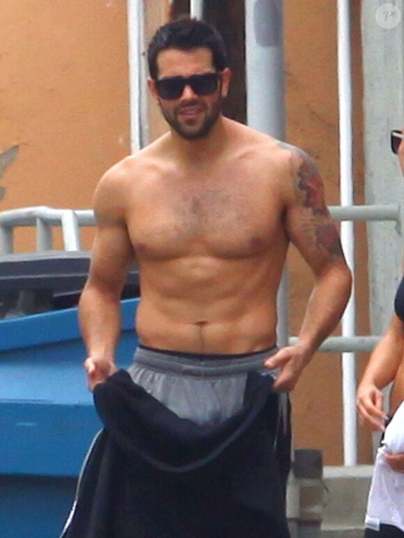 Jesse Metcalfe (torse nu) et sa fiancée Cara Santana sortent de leur cours de fitness à Los Angeles. Le 4 juin 2013