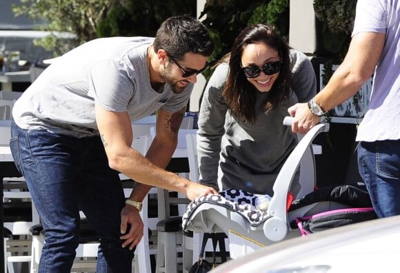 Jesse Metcalfe et Cara Santana sont allés déjeuner au restaurant Toast à West Hollywood, le 4 juin 2013.