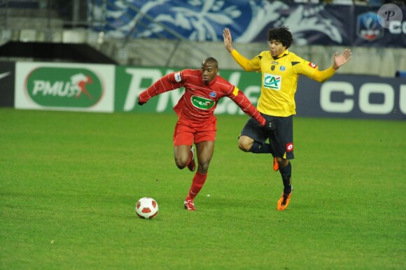 Youssouf Touré devant Kévin Anin lorsque ce dernier évoluait à Sochaux lors d'un match de Coupe de France au Stade Bonal le 21 janvier 2011