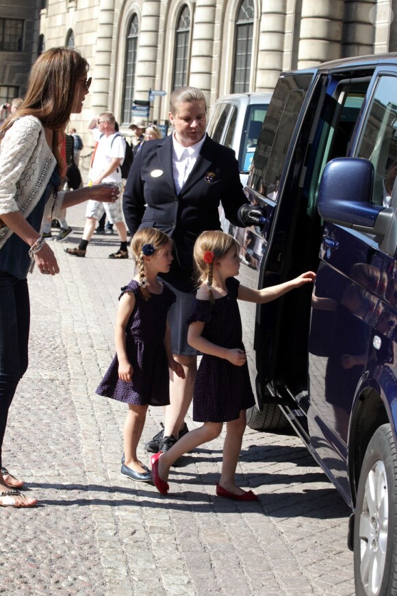 Chloe Sommerlath et Anaïs Sommerlath, petites demoiselles d'honneur, à la sortie de la répétition du mariage de la princesse Madeleine et de Chris O'Neill, le 6 juin 2013 à Stockholm.