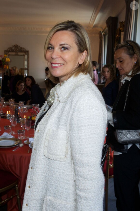 Isabelle Maurin - déjeuner pour présenter le bijou imaginé par Laeticia Hallyday avec le joaillier Eternamé au profit de l'Unicef, à Paris le 4 juin 2013. La chef étoilée Hélène Darroze s'est chargée du menu.