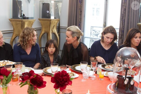 Laeticia Hallyday et Joy - déjeuner pour présenter le bijou imaginé par Laeticia Hallyday avec le joaillier Eternamé au profit de l'Unicef, à Paris le 4 juin 2013. La chef étoilée Hélène Darroze s'est chargée du menu.