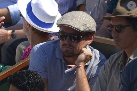 Leonardo DiCaprio regarde le match choc de la demi-finale entre Rafael Nadal et Novak Djokovic à Roland-Garros, Paris, le 7 juin 2013.