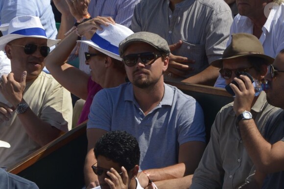 Leonardo DiCaprio pendant le match choc de la demi-finale entre Rafael Nadal et Novak Djokovic à Roland-Garros, Paris, le 7 juin 2013.