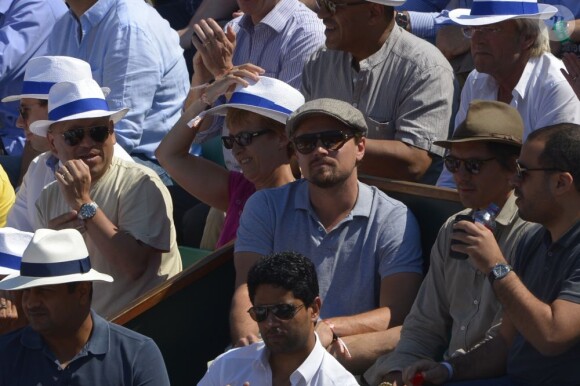 Leonardo DiCaprio avec ses amis au match choc de la demi-finale entre Rafael Nadal et Novak Djokovic à Roland-Garros, Paris, le 7 juin 2013.