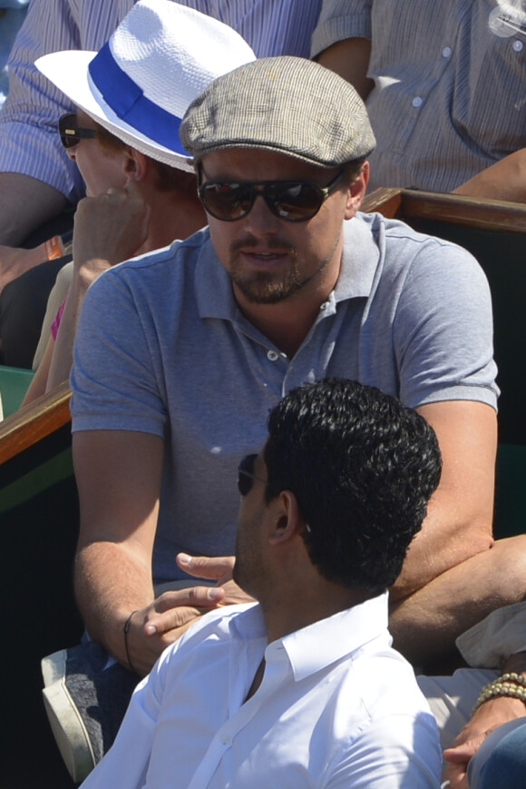 Leonardo DiCaprio discute avec Nasser Al-Khelaifi lors du match choc de la demi-finale entre Rafael Nadal et Novak Djokovic à Roland-Garros, Paris, le 7 juin 2013.