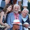 Jean-Paul Belmondo avec sa petite-fille Annabelle et son ami Charles Gérard assistent aux Internationaux de France de tennis de Roland-Garros, le 7 juin 2013.