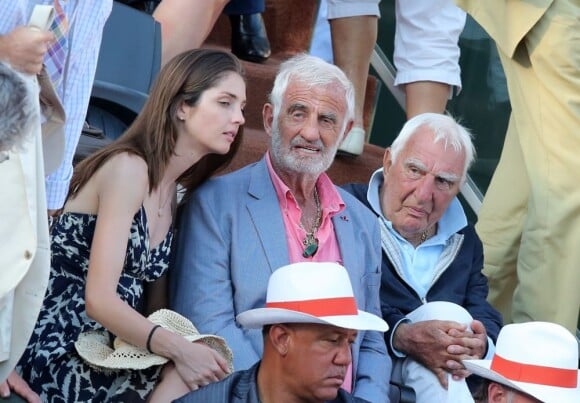 Jean-Paul Belmondo avec sa petite-fille Annabelle et son ami Charles Gérard assistent aux Internationaux de France de tennis de Roland-Garros, le 7 juin 2013.