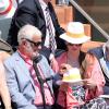 Jean-Paul Belmondo, béquille à la main, avec sa petite-fille Annabelle à Roland-Garros, le 7 juin 2013.