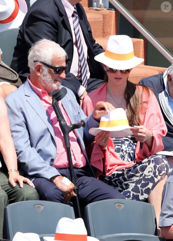 Jean-Paul Belmondo, béquille à la main, avec sa petite-fille Annabelle à Roland-Garros, le 7 juin 2013.