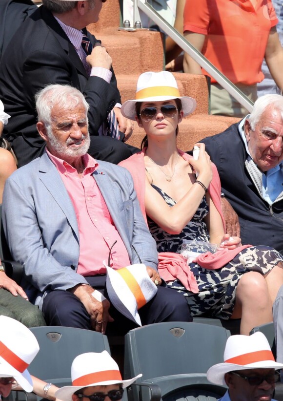Jean-Paul Belmondo et sa petite-fille Annabelle assistent aux Internationaux de France de tennis à Roland-Garros, le 7 juin 2013.