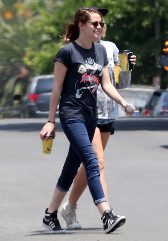 Exclusif - Kristen Stewart, tout sourire, se balade avec une amie dans les rues de Los Feliz, le 7 juin 2013.
